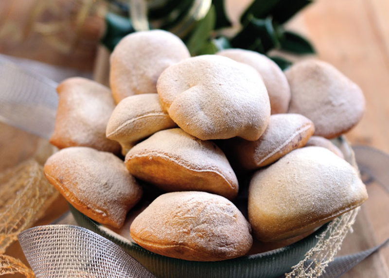 calzoncelli di castagne (fried chocolate and chestnut-filled pastries)