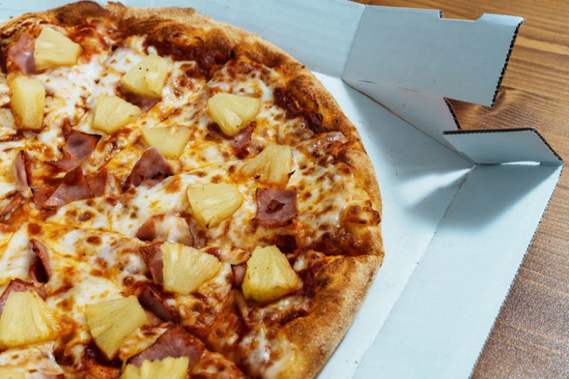 Hawaiian pizza in takeaway box_no domino's in Italy