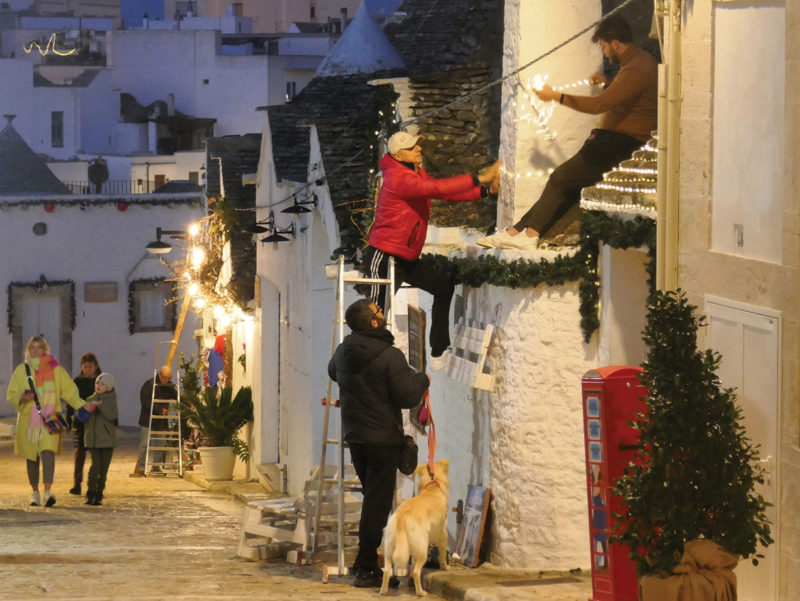 Decorating the Christmas Markets Among the Trulli