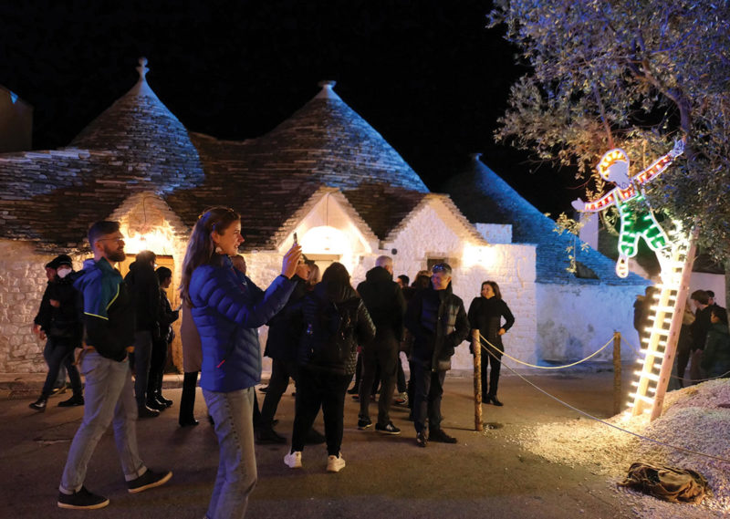 the narrow lanes of Rione aia Piccola are lit by the Presepe di Luce