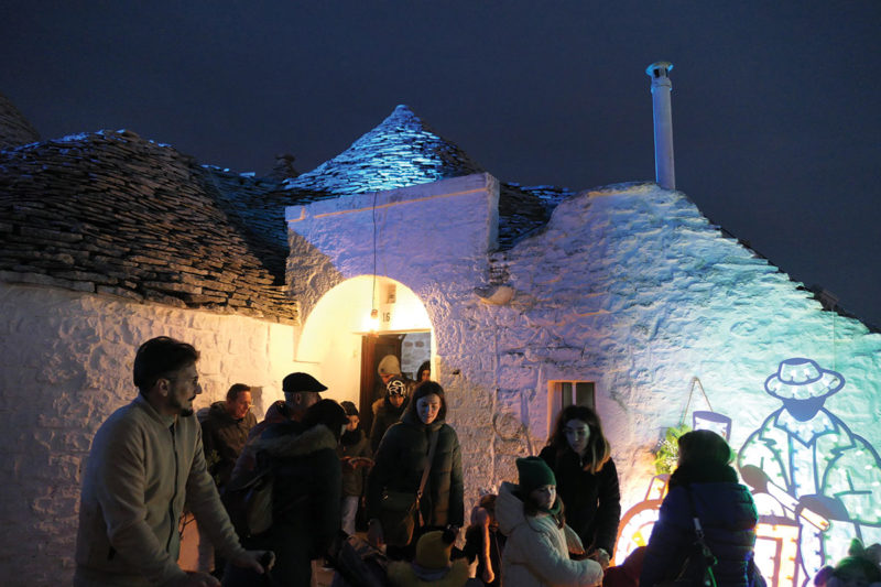 Visitors leaving a hospitable home on the Presepe’s route, after getting a glimpse inside a “Trulli Open House”.